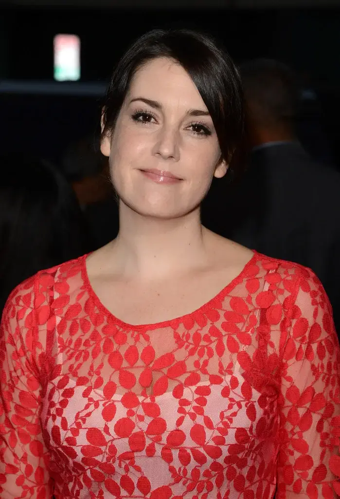 Hollywood Actress Melanie Lynskey Long Legs Show in Orange Dress